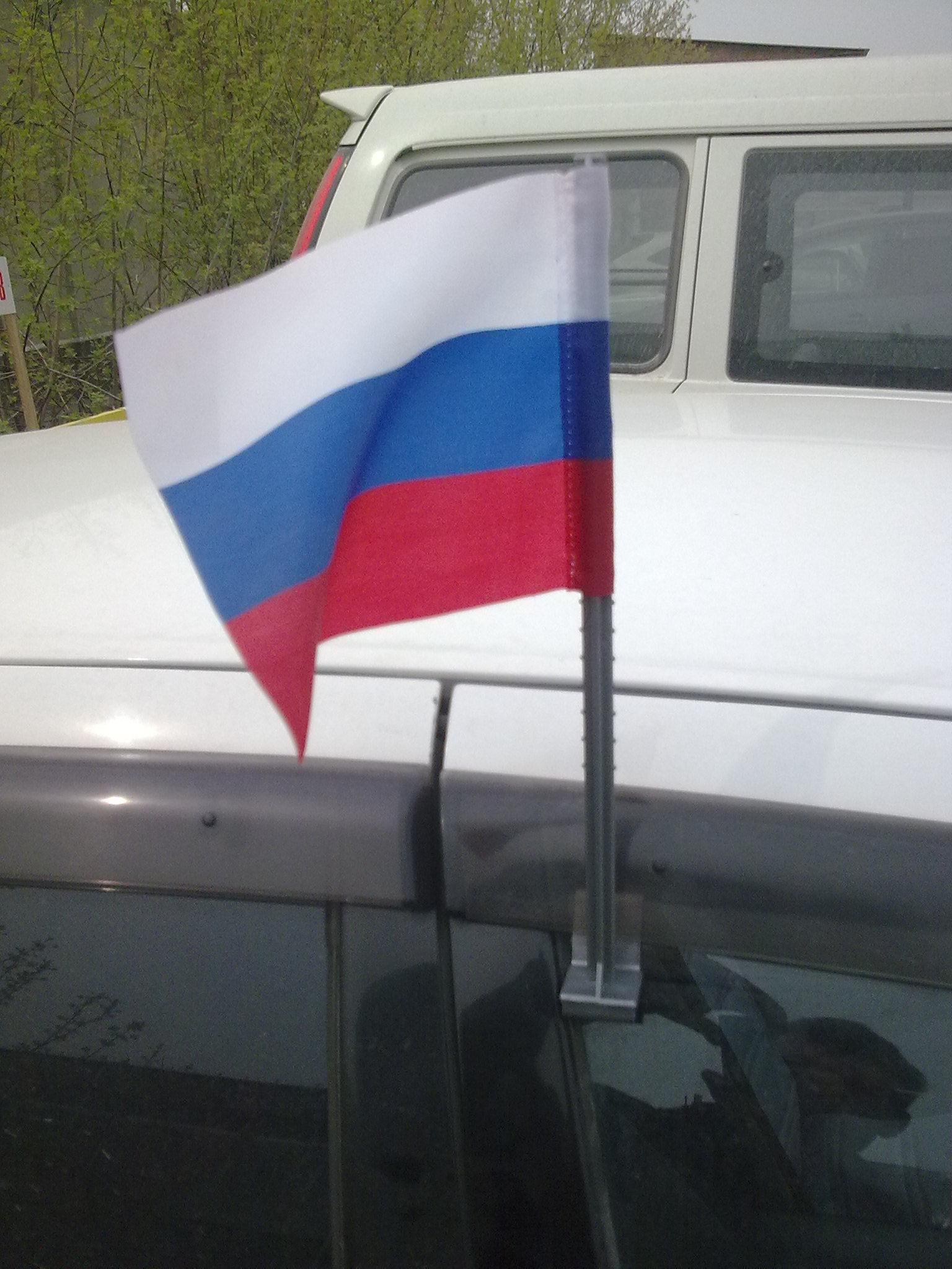 Автомобильный флаг россии. Флагшток на l200. Флагшток автомобильный. Флажки автомобильные. Флажок на стекло автомобиля.